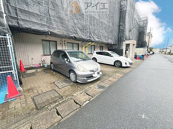 駐車場があるため車通勤の方にも安心なマンションです（要空確認）