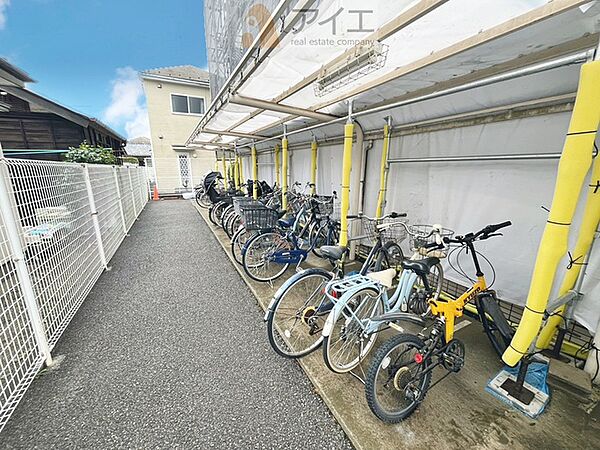広々スペースの駐輪場はご家族の自転車を置くことができます