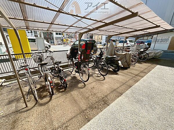 広々スペースの駐輪場はご家族の自転車を置くことができます