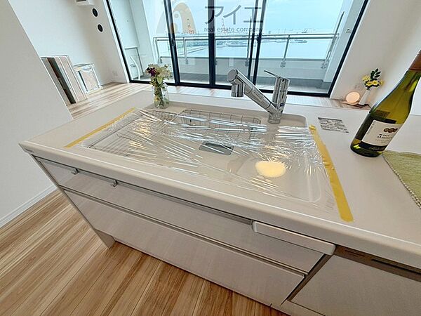 水道一体型の浄水器。ボタン一つで切替可能水回りもすっきり