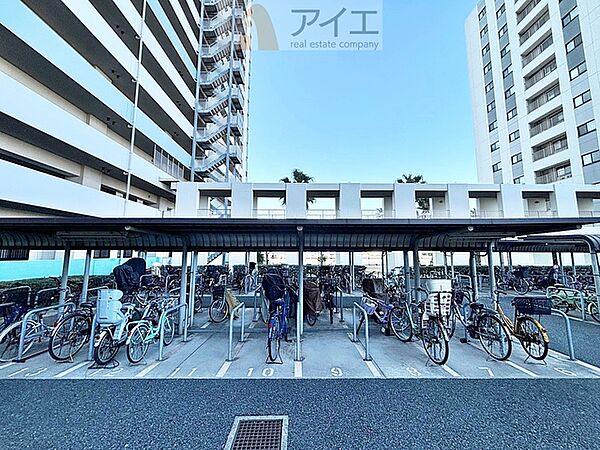 広々スペースの駐輪場はご家族の自転車を置くことができます