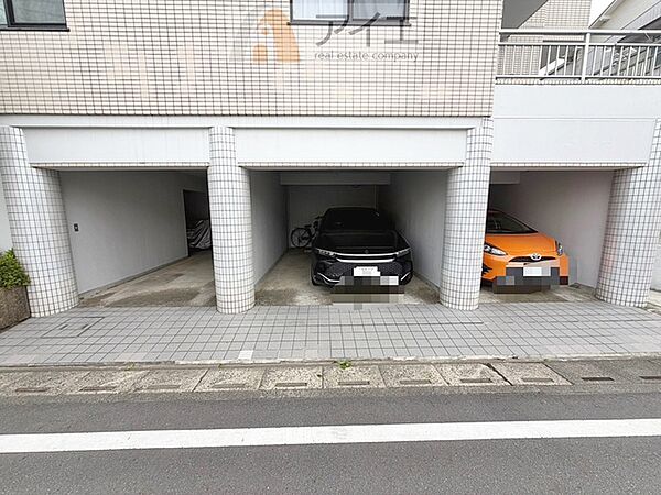 駐車場があるため車通勤の方にも安心なマンションです（要空確認）