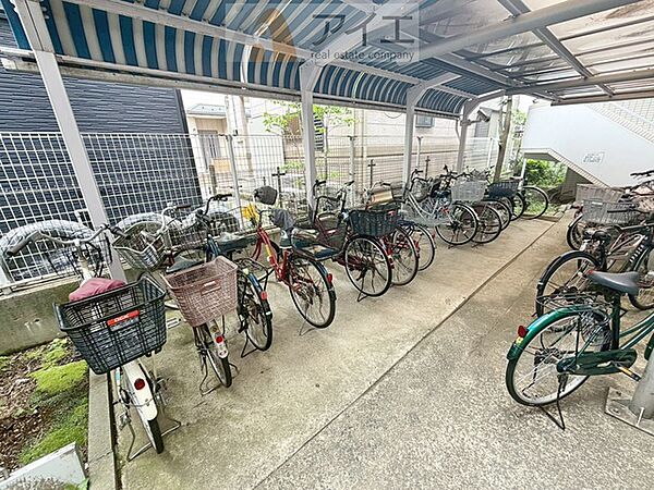 広々スペースの駐輪場はご家族の自転車を置くことができます