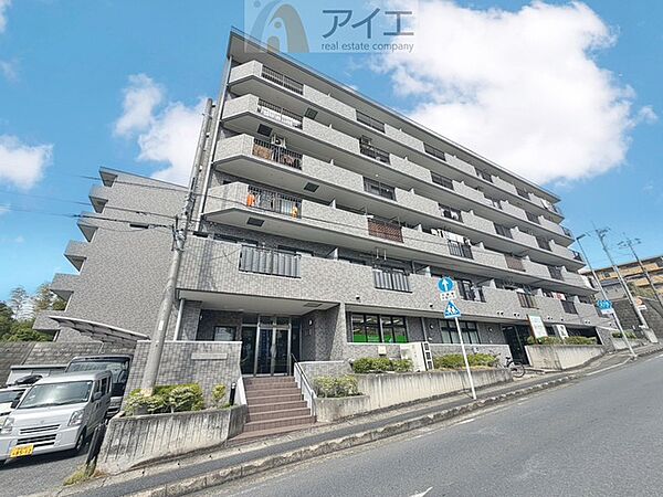 清掃や修理、不審者への声掛けも。管理員日勤は防犯にも有効