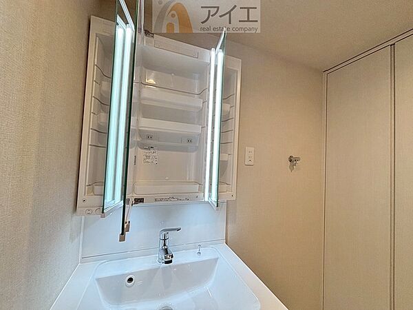 たっぷりの収納を設けた3面鏡付洗面台で快適な暮らし