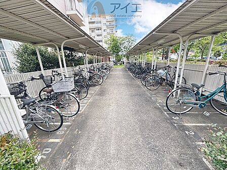 広々スペースの駐輪場はご家族の自転車を置くことができます