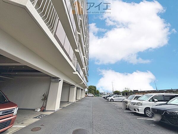 駐車場があるため車通勤の方にも安心なマンションです（要空確認）