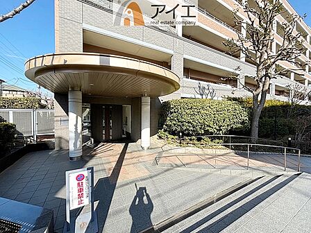 管理の行き届いたエントランス前です