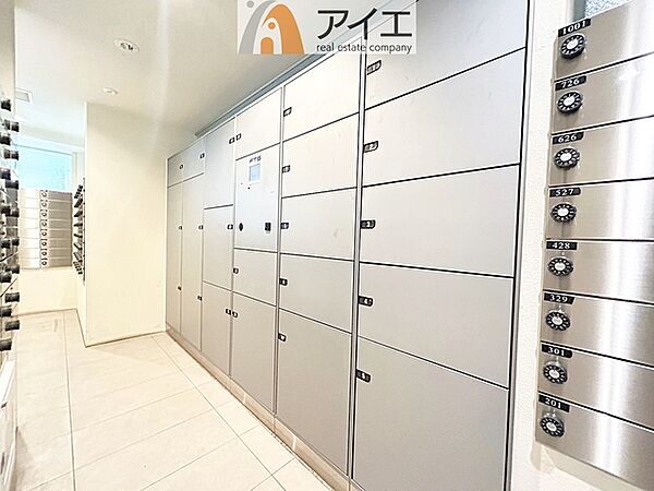 お出掛けが多くても安心な、宅配ボックスつき