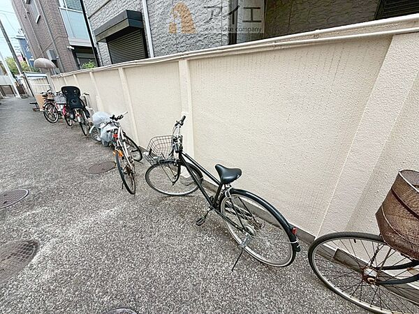 広々スペースの駐輪場はご家族の自転車を置くことができます