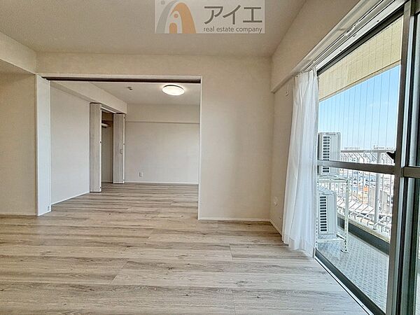 日差しがうれしいリビング、大窓からの見晴らしも良好