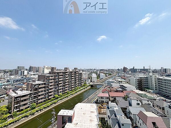 広々バルコニーは日当たり良好、ガーデニングも楽しめます