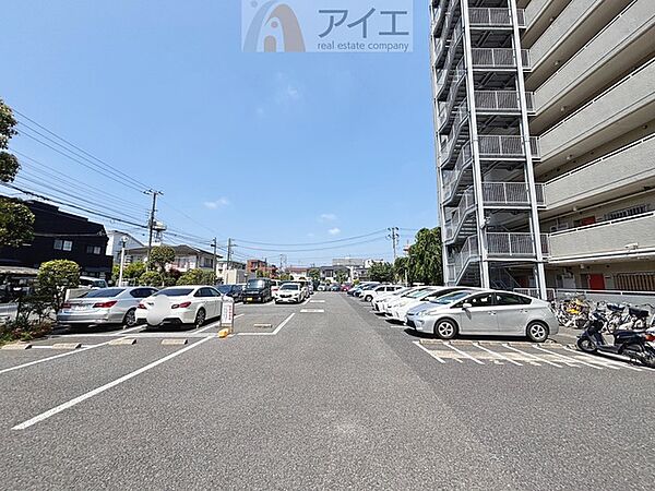 駐車場があるため車通勤の方にも安心なマンションです（要空確認）