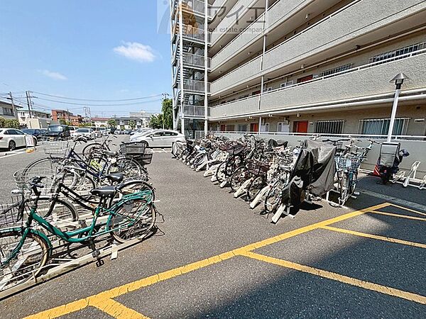 広々スペースの駐輪場はご家族の自転車を置くことができます