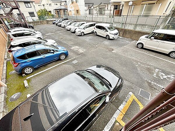 駐車場があるため車通勤の方にも安心なマンションです（要空確認）