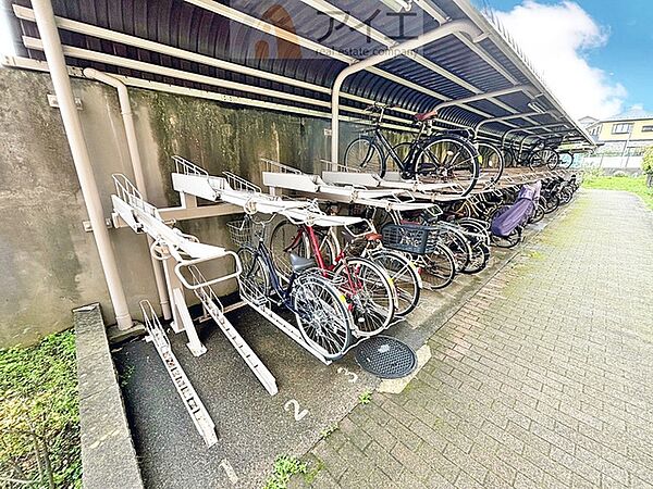 広々スペースの駐輪場はご家族の自転車を置くことができます