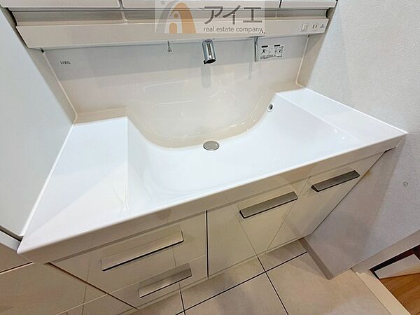 三面鏡にハンドシャワー付き、使いやすい洗面台