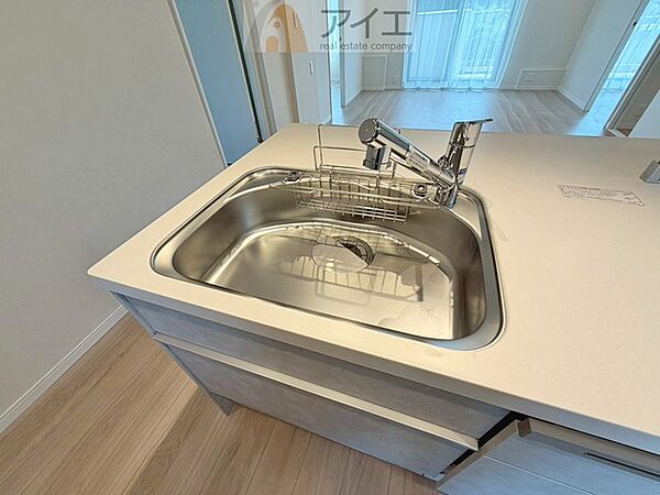 水道一体型の浄水器。ボタン一つで切替可能水回りもすっきり