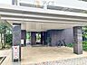 エントランス：清掃や修理だけでなく、不審者への声掛けも。管理員の活動は防犯にも有効