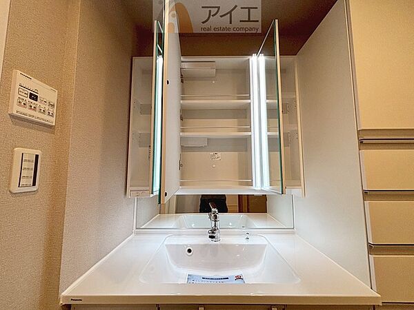 【施工例】たっぷりの収納を設けた3面鏡付洗面台で快適な暮らし