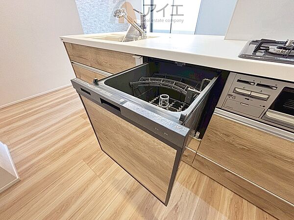 【施工例】手に優しい、後片づけおまかせの食洗機。ママも食後のだんらんに加われます