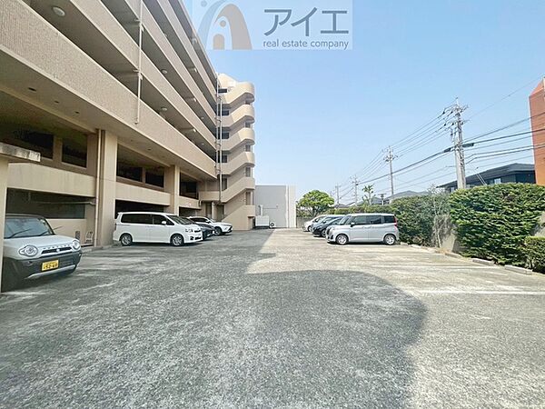 駐車場があるため車通勤の方にも安心なマンションです（要空確認）