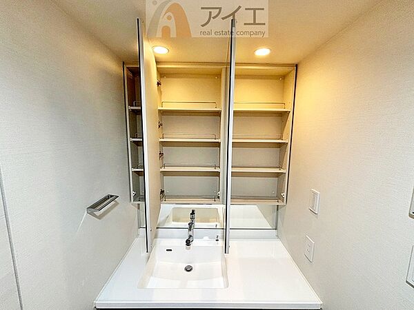 【施工例】たっぷりの収納を設けた3面鏡付洗面台で快適な暮らし