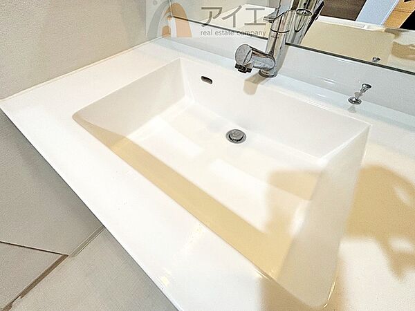【施工例】三面鏡にハンドシャワー付き、使いやすい洗面台