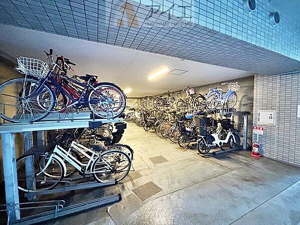 広々スペースの駐輪場はご家族の自転車を置くことができます