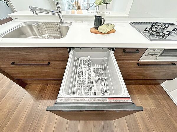 手に優しい、後片づけおまかせの食洗機。ママも食後のだんらんに加われます