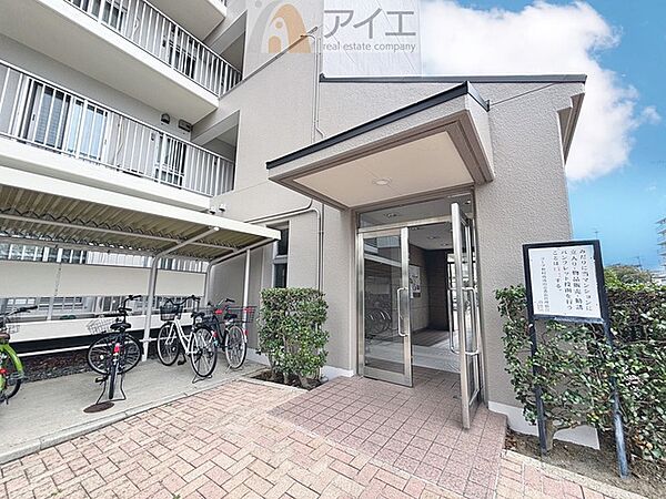 清掃や修理、不審者への声掛けも。管理員日勤は防犯にも有効