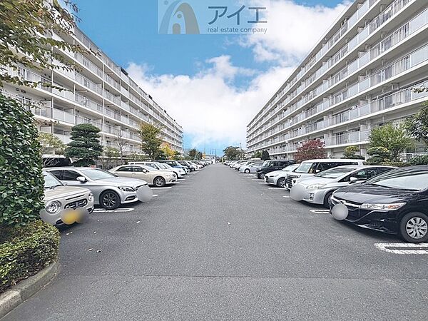 駐車場があるため車通勤の方にも安心なマンションです（要空確認）
