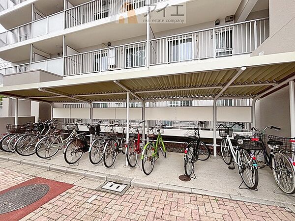 広々スペースの駐輪場はご家族の自転車を置くことができます