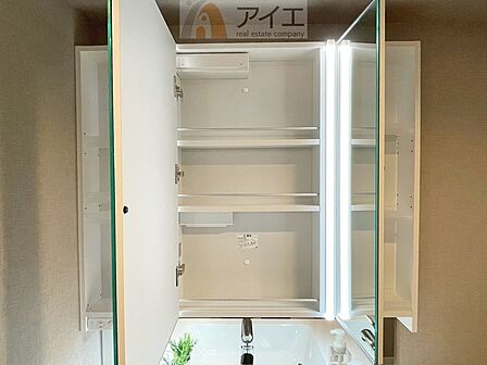 【施工例】たっぷりの収納を設けた3面鏡付洗面台で快適な暮らし