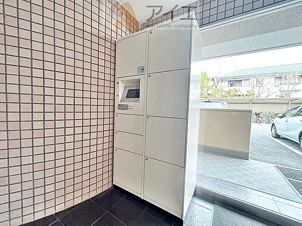 お出掛けが多くても安心な、宅配ボックスつき