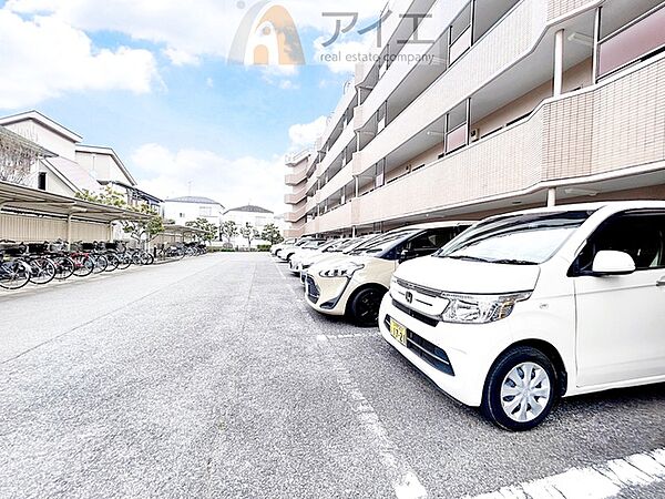 駐車場があるため車通勤の方にも安心なマンションです（要空確認）