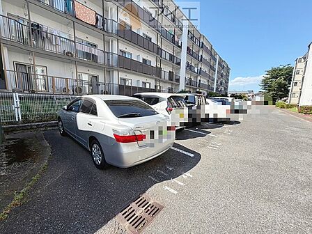 駐車場があるため車通勤の方にも安心なマンションです(要空確認)