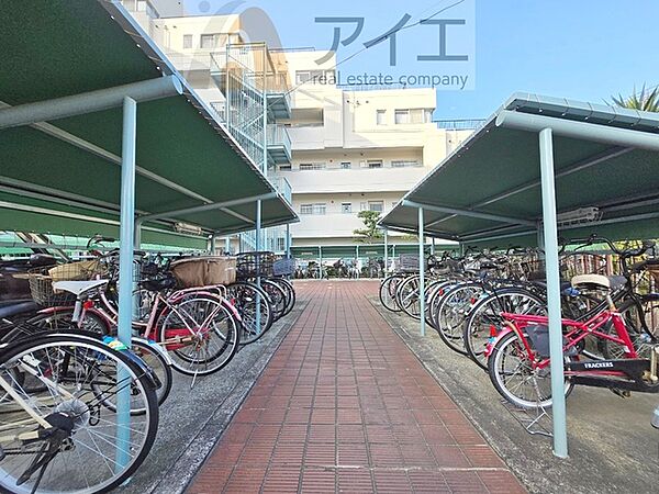 広々スペースの駐輪場はご家族の自転車を置くことができます
