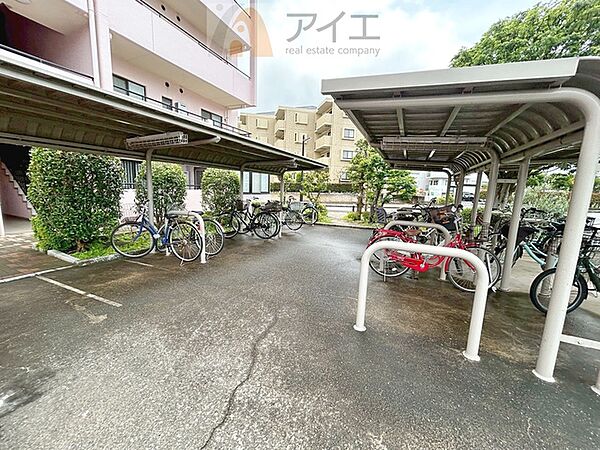 広々スペースの駐輪場はご家族の自転車を置くことができます