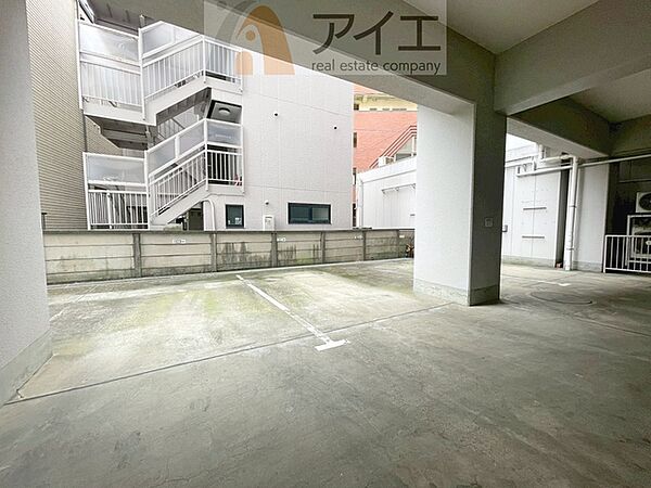 駐車場があるため車通勤の方にも安心なマンションです（要空確認）
