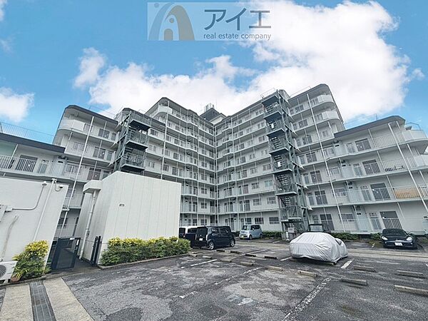 駐車場があるため車通勤の方にも安心なマンションです（要空確認）