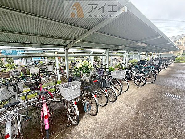 広々スペースの駐輪場はご家族の自転車を置くことができます