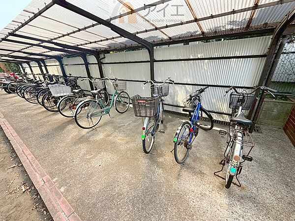 広々スペースの駐輪場はご家族の自転車を置くことができます
