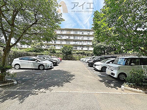 駐車場があるため車通勤の方にも安心なマンションです（要空確認）