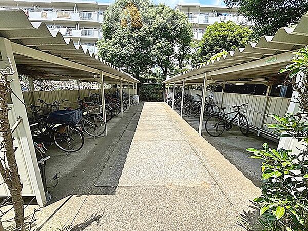 広々スペースの駐輪場はご家族の自転車を置くことができます