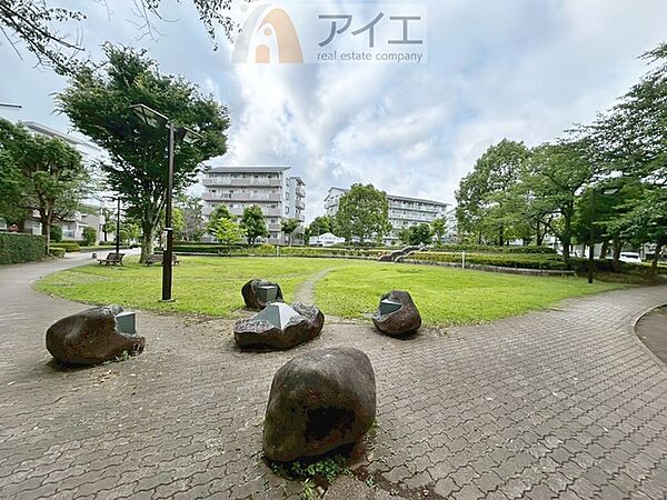 公園が近く、子育て家族に嬉しい緑豊かな環境です