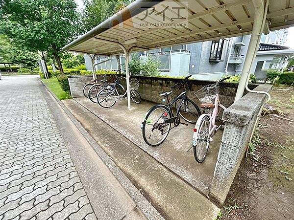 広々スペースの駐輪場はご家族の自転車を置くことができます