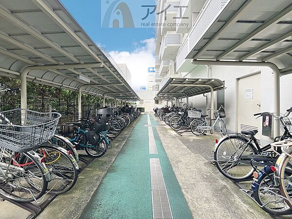 広々スペースの駐輪場はご家族の自転車を置くことができます