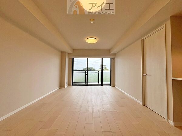 日差しがうれしいリビング、大窓からの見晴らしも良好