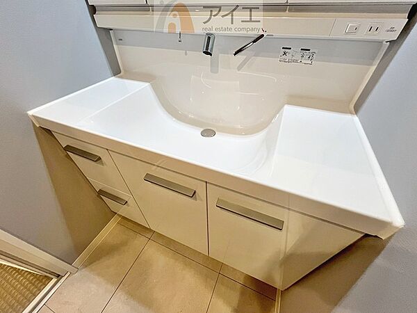 三面鏡にハンドシャワー付き、使いやすい洗面台